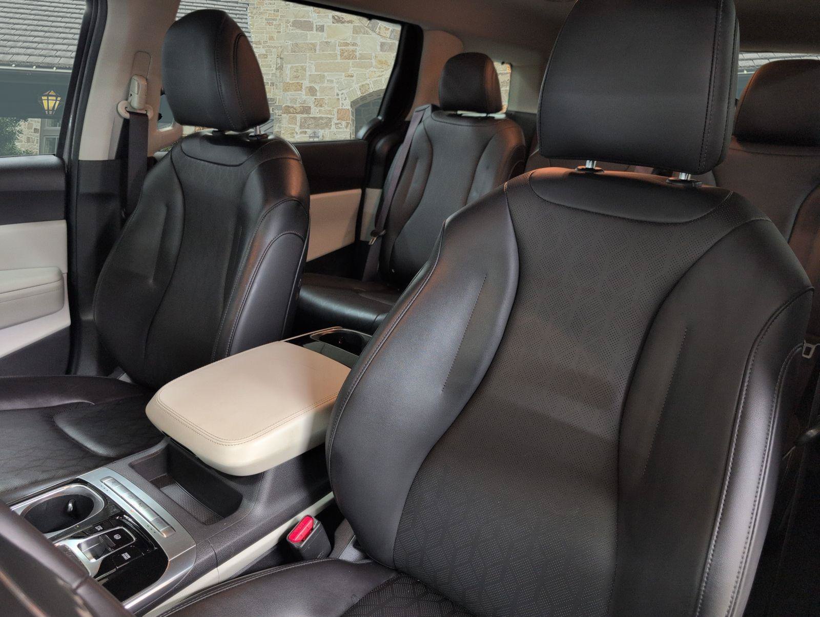 Used 2024 Kia Carnival EX FWD image 5