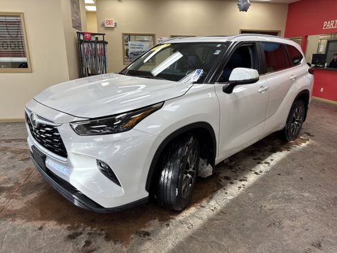 Used 2023 Toyota Highlander XLE AWD/4WD image 3