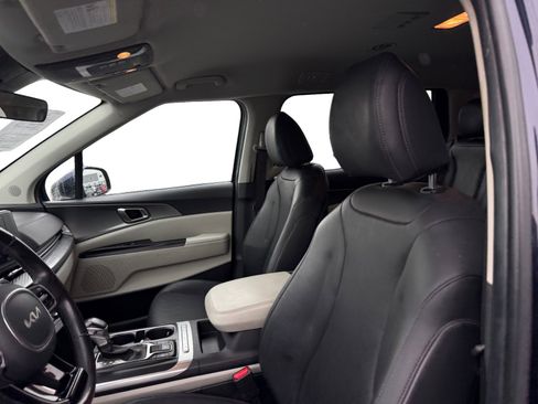 Used 2024 Kia Carnival LX image 10