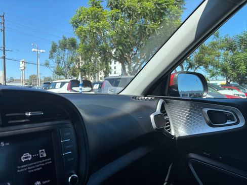 Used 2025 Kia Soul LX w/ LX Technology Package FWD image 35