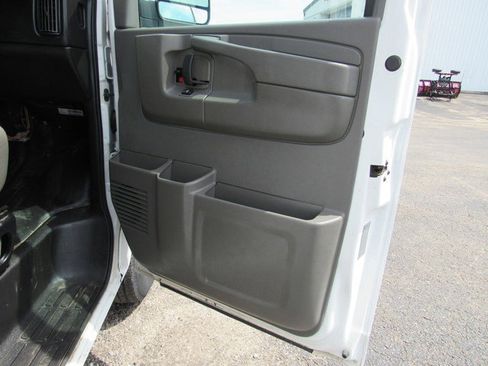 Used 2015 Chevrolet Express 2500 RWD image 11