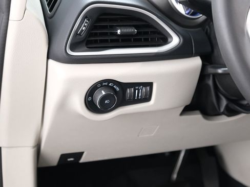 Used 2022 Chrysler Pacifica Touring-L FWD image 26