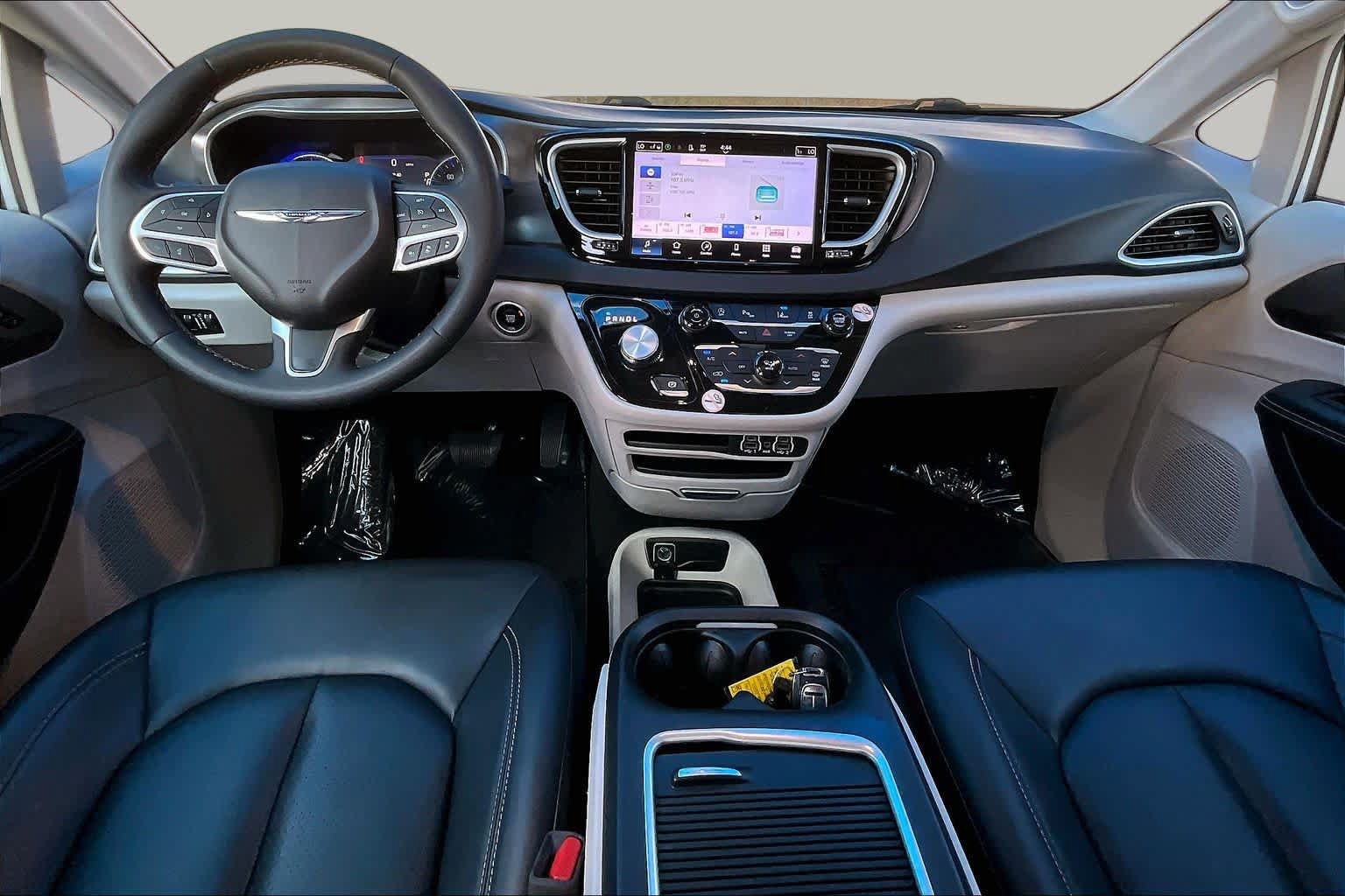 Used 2024 Chrysler Pacifica Touring-L FWD image 15