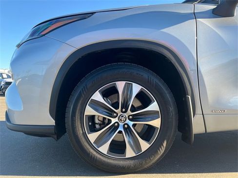 Used 2023 Toyota Highlander XLE image 25