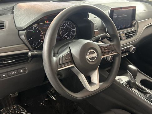 Used 2025 Nissan Altima 2.5 SV FWD image 13