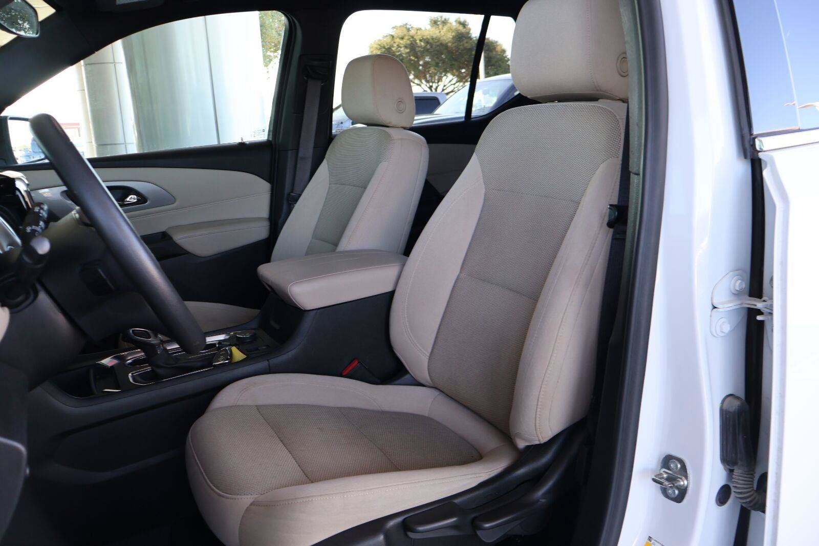 Used 2023 Chevrolet Traverse LS FWD image 11