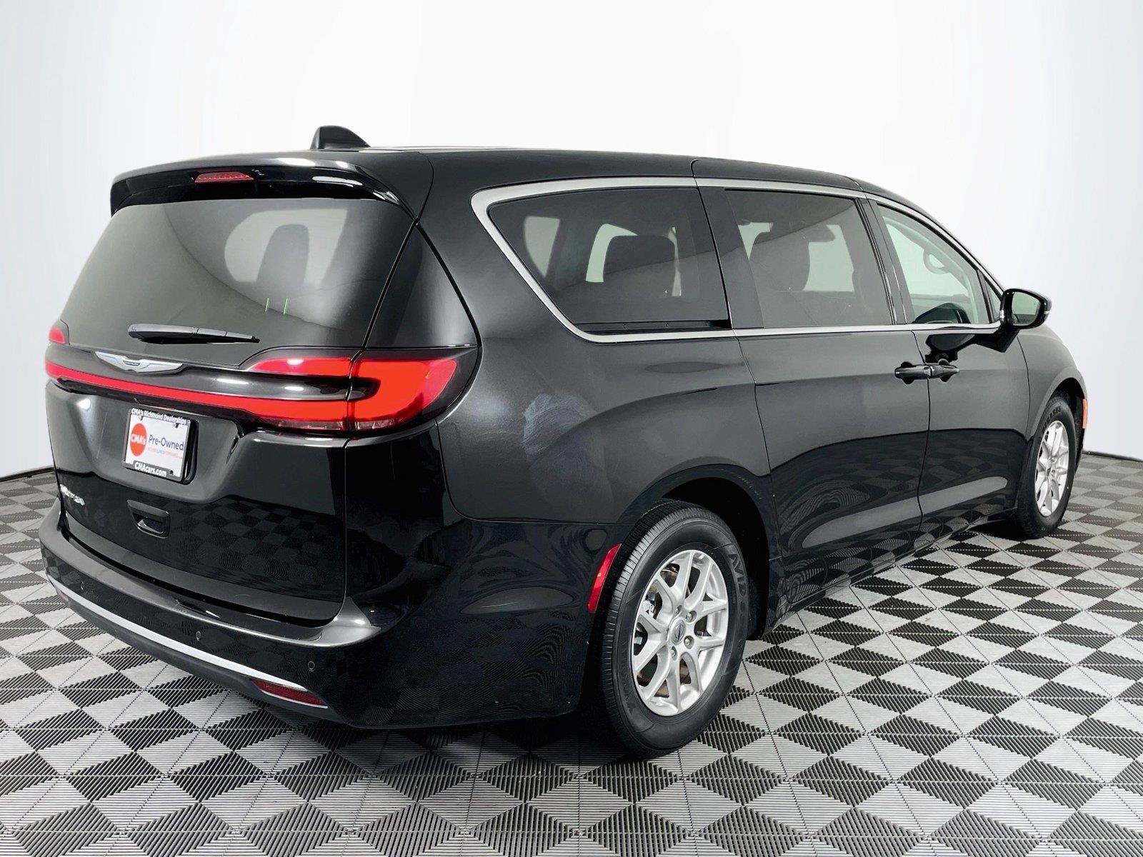 Used 2024 Chrysler Pacifica Touring-L FWD image 9