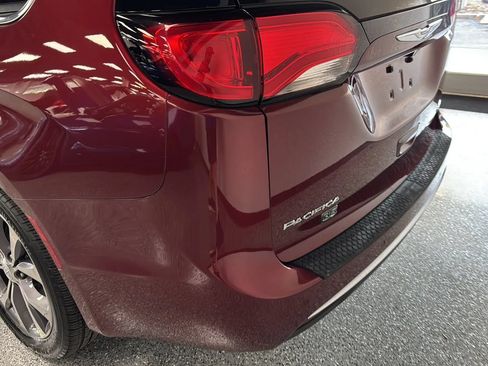 Used 2019 Chrysler Pacifica Limited FWD image 45