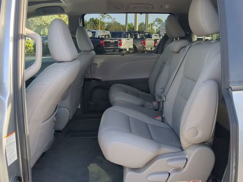 Used 2017 Toyota Sienna Limited image 14