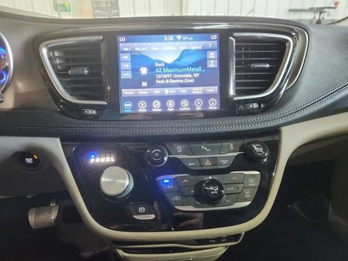 Used 2019 Chrysler Pacifica Limited FWD image 16