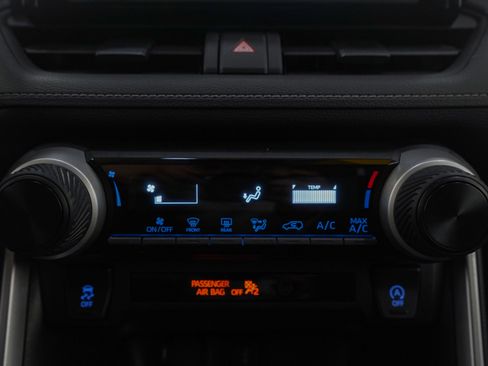 Used 2020 Toyota RAV4 LE image 17