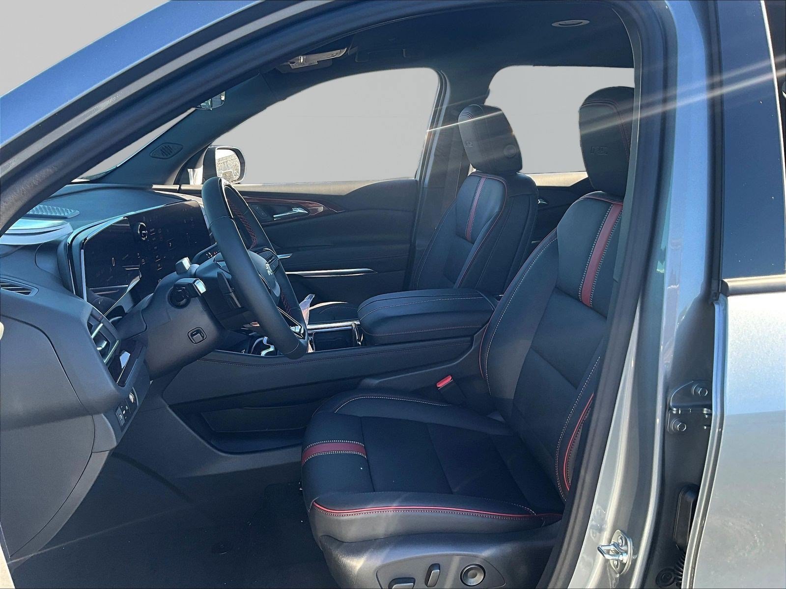 New 2027 Chevrolet Traverse RS w/ LPO, Floor Liner Package FWD image 17