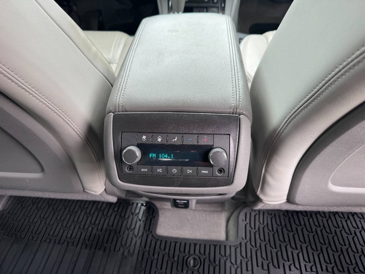 Used 2016 Chevrolet Traverse LTZ FWD image 16