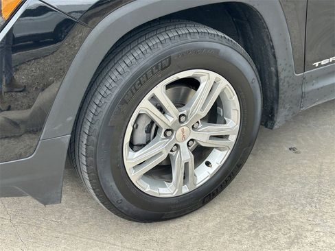 Used 2024 GMC Terrain SLE image 9