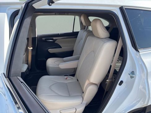 Used 2023 Toyota Highlander Platinum image 35