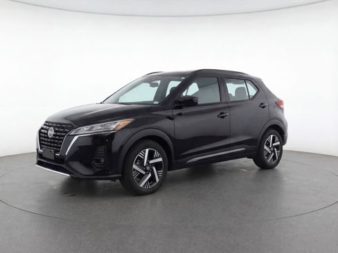 Used 2025 Nissan Kicks SV image 3