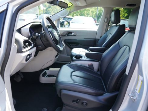 Used 2024 Chrysler Pacifica Touring-L FWD image 4