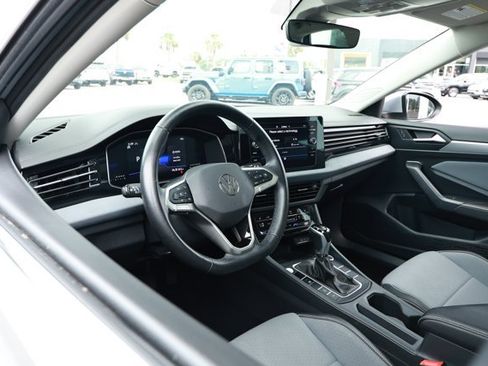 Used 2025 Volkswagen Jetta SE FWD image 26