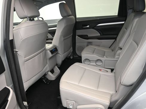 Used 2018 Toyota Highlander XLE AWD/4WD image 12