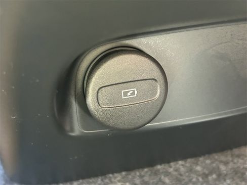 Used 2025 Volvo XC40 B5 Core w/ Protection Package Premier image 21