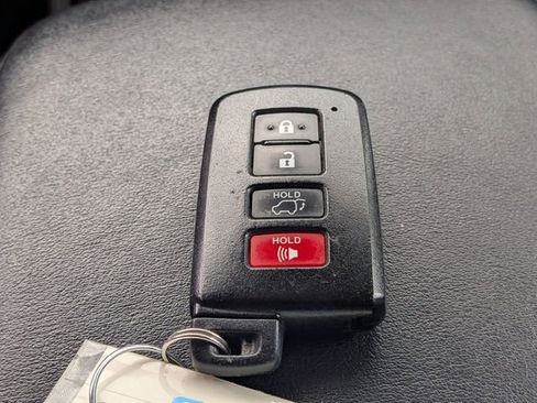 Used 2017 Toyota RAV4 Platinum FWD image 32