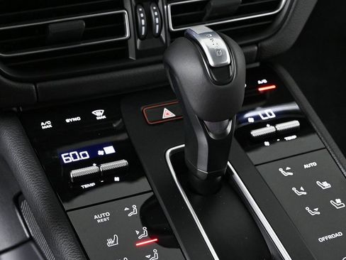 Certified 2025 Porsche Macan AWD image 17