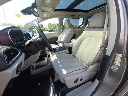 Used 2018 Chrysler Pacifica Limited w/ Advanced Safetytec Group FWD image 22