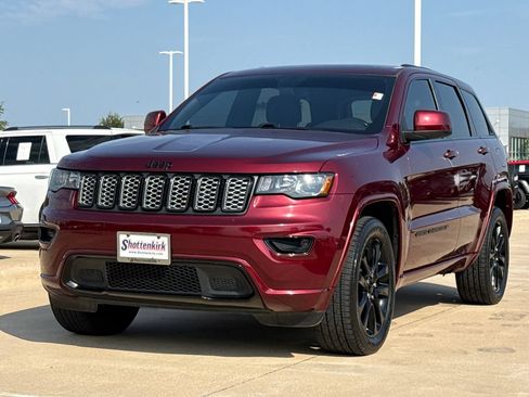 Used 2022 Jeep Grand Cherokee Laredo X AWD/4WD image 3
