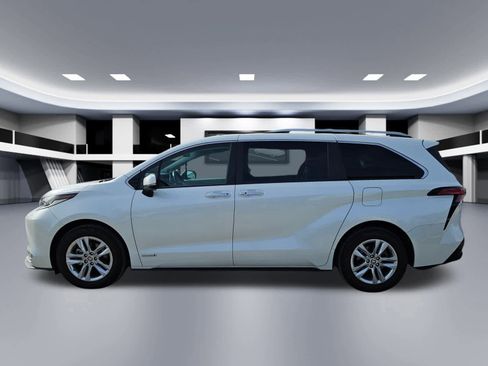 Used 2021 Toyota Sienna Limited image 3