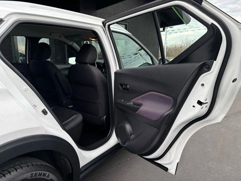 Used 2019 Nissan Kicks S image 17