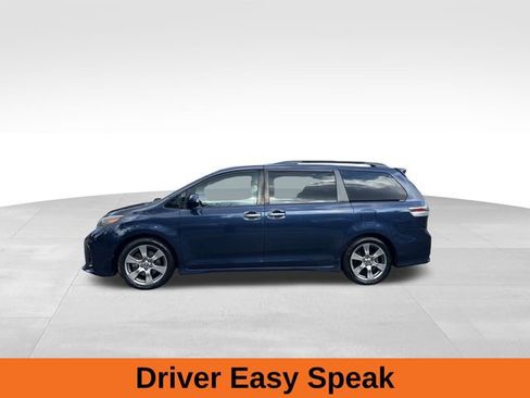 Used 2018 Toyota Sienna SE image 2