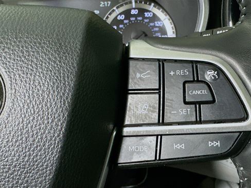 Certified 2024 Toyota Highlander XLE image 17