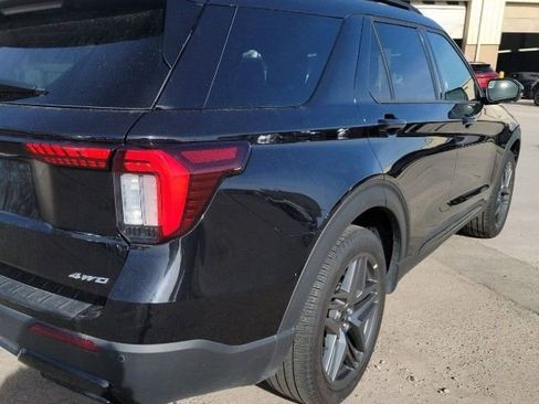 Used 2025 Ford Explorer ST-Line w/ ST-Line Street Pack image 2
