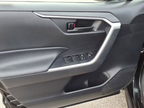 Used 2021 Toyota RAV4 LE AWD/4WD image 24