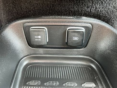 Used 2020 Chrysler Pacifica Touring w/ S Appearance Package FWD image 30