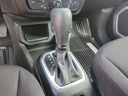 Used 2018 Jeep Renegade Latitude w/ Cold Weather Group FWD image 15