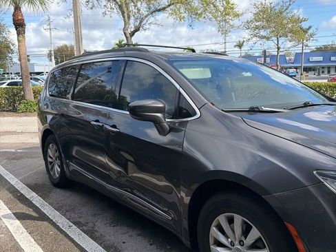 Used 2017 Chrysler Pacifica Touring-L image 3