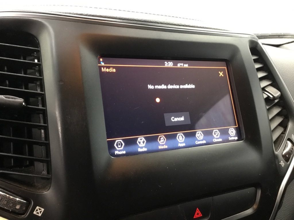 Used 2019 Jeep Cherokee Latitude w/ Cold Weather Group FWD image 16