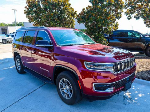 Used 2023 Jeep Wagoneer 4WD image 2
