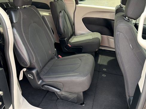 Used 2023 Chrysler Voyager LX FWD image 11