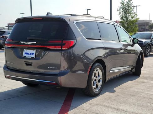 Used 2023 Chrysler Pacifica Limited FWD image 5
