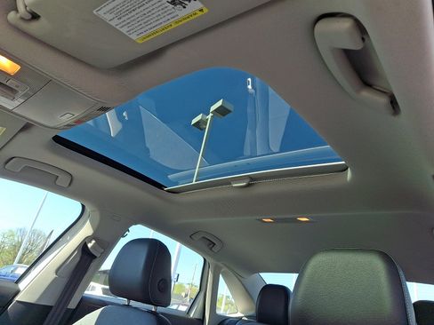 Used 2025 Volkswagen Jetta SE w/ Sunroof Package FWD image 14