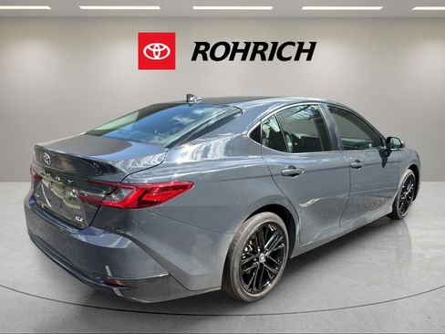 Used 2025 Toyota Camry XLE FWD image 6