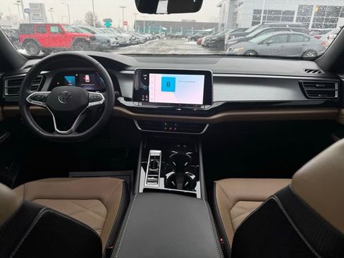 Used 2025 Volkswagen Atlas Cross Sport SE w/ Panoramic Sunroof Package image 24