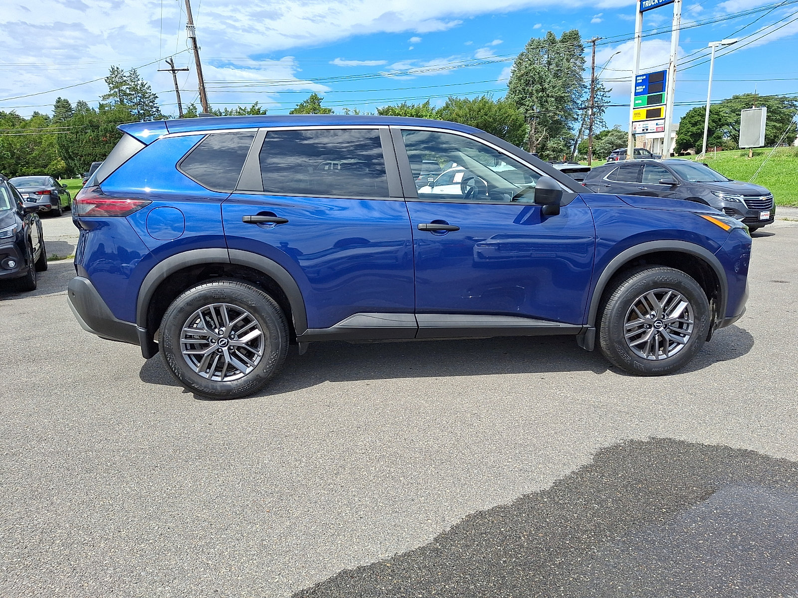 Used 2023 Nissan Rogue S AWD/4WD image 7