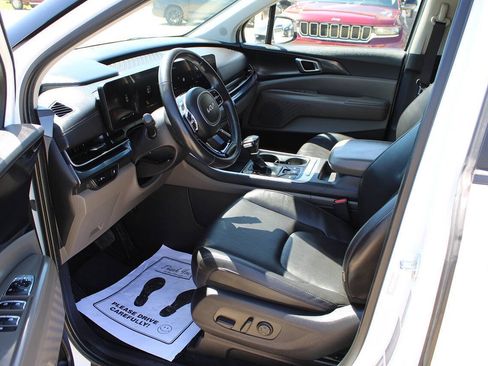 Used 2025 Kia Carnival FWD image 14