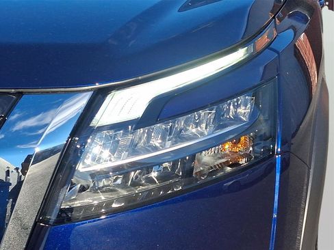 Used 2025 Nissan Pathfinder SV w/ SV Premium Package image 8