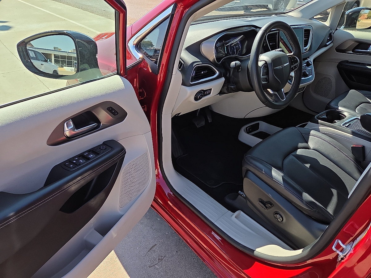 Used 2024 Chrysler Pacifica Touring-L FWD image 21