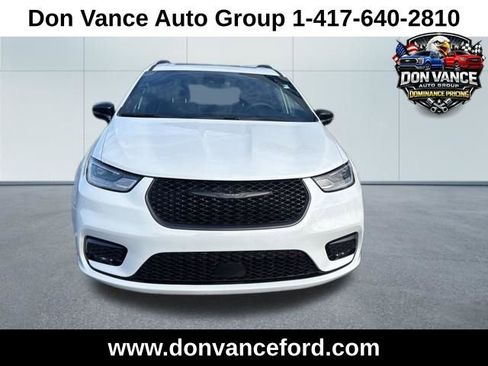 Used 2025 Chrysler Pacifica Limited image 4