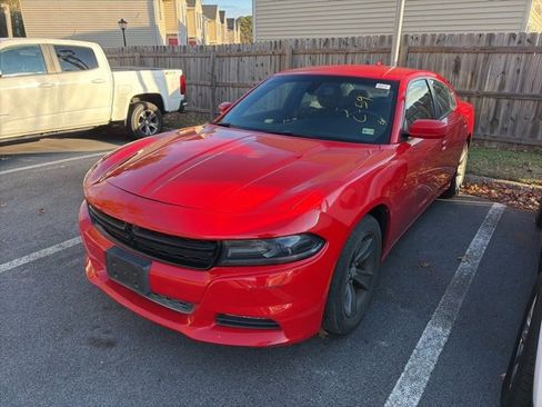 Used 2017 Dodge Charger SXT image 1